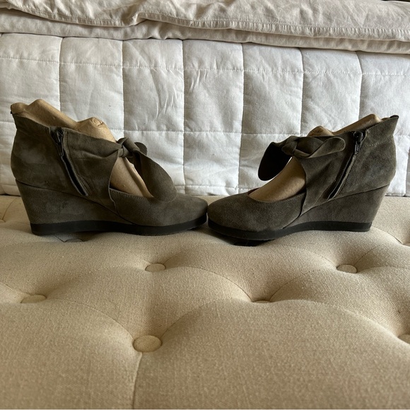 Gentle Souls Kenneth Cole Dawnest Gray Suede Wedge Ankle Shoes Bow Size 7M - Picture 4 of 10